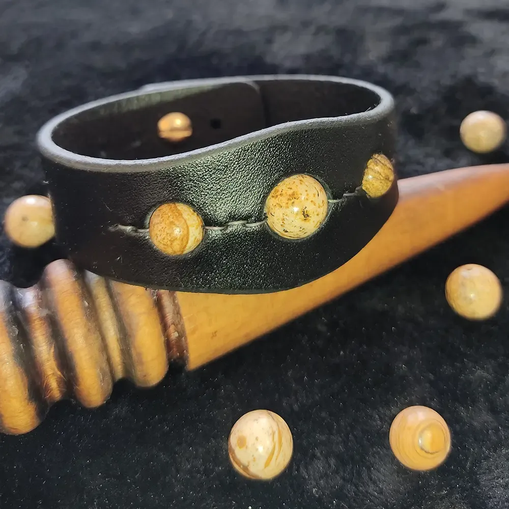 Bracelet TanTal Light – Une bande de Cuir et des Pierres Naturelles – Fermoir bouton de col – Image 3