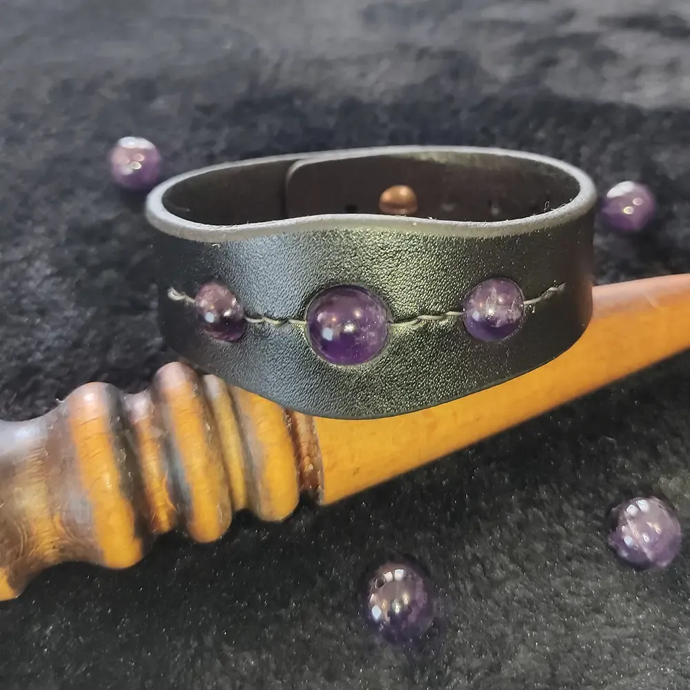 Bracelet TanTal Light – Une bande de Cuir et des Pierres Naturelles – Fermoir bouton de col – Image 4