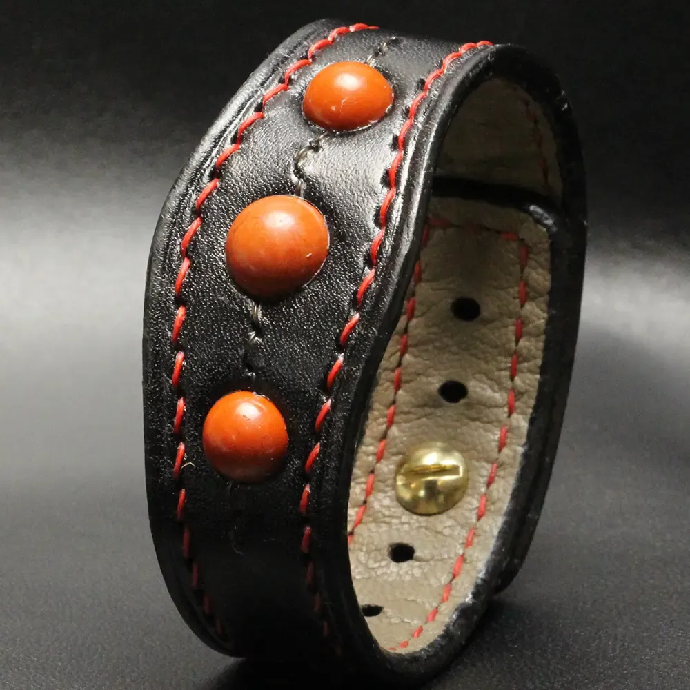 Bracelet Tantal noir cousu main – Cuir & Jaspe Rouge