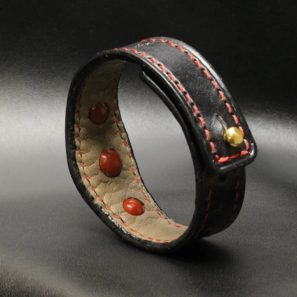 Bracelet Tantal noir cousu main – Cuir & Jaspe Rouge – Image 2
