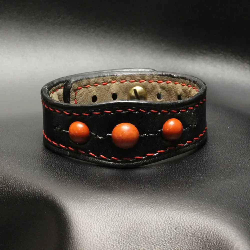 Bracelet Tantal noir cousu main – Cuir & Jaspe Rouge – Image 4