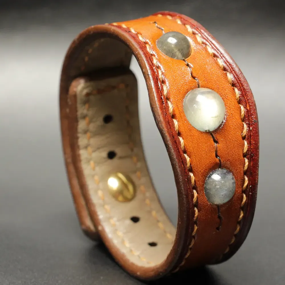 Bracelet Tantal en cuir fauve cousu main – Labradorite