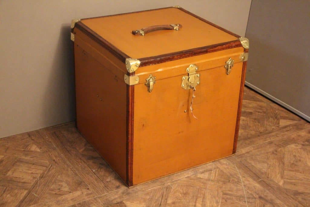 Malle à chapeaux en toile marron orangé , en forme de cube