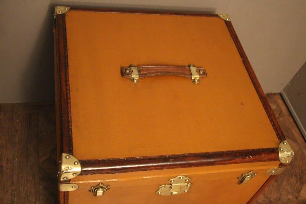Malle à chapeaux en toile marron orangé , en forme de cube – Image 3
