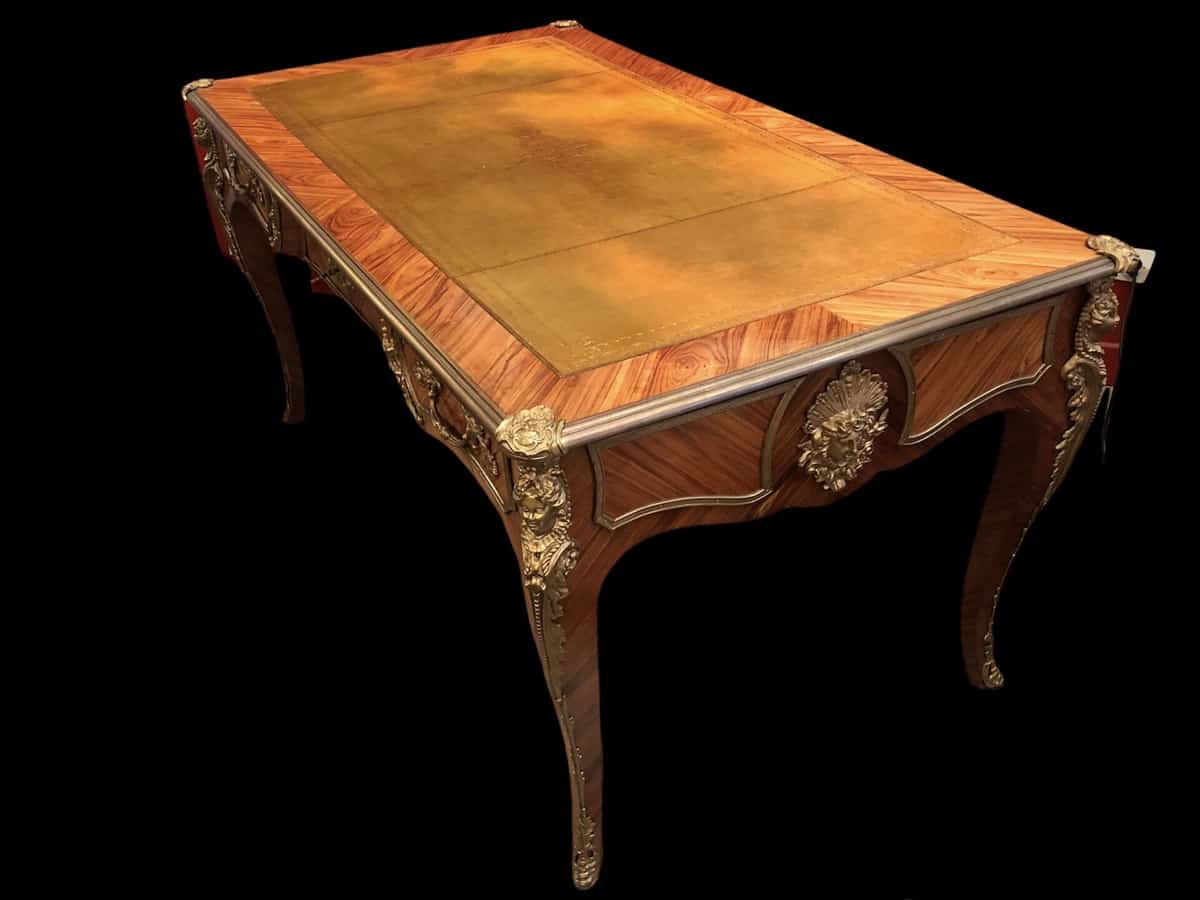 Bureau plat ancien de style Louis XV en bois de rose ouvrant par trois tiroirs travail du XXème siècle – Image 6