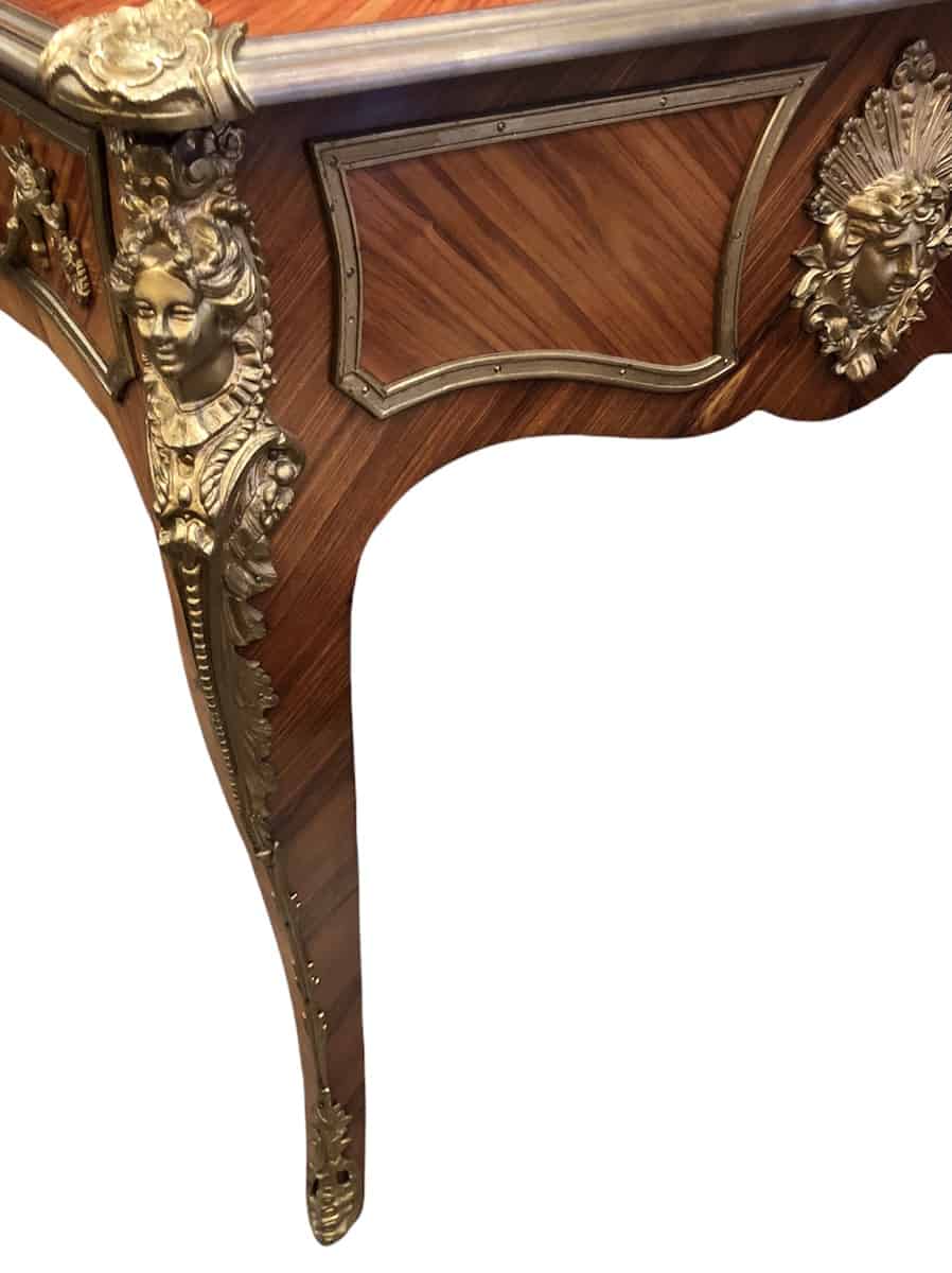 Bureau plat ancien de style Louis XV en bois de rose ouvrant par trois tiroirs travail du XXème siècle – Image 4