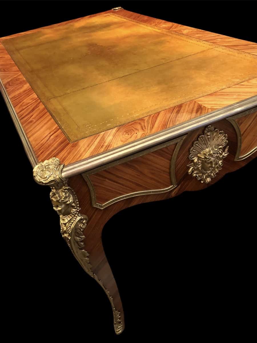 Bureau plat ancien de style Louis XV en bois de rose ouvrant par trois tiroirs travail du XXème siècle – Image 3