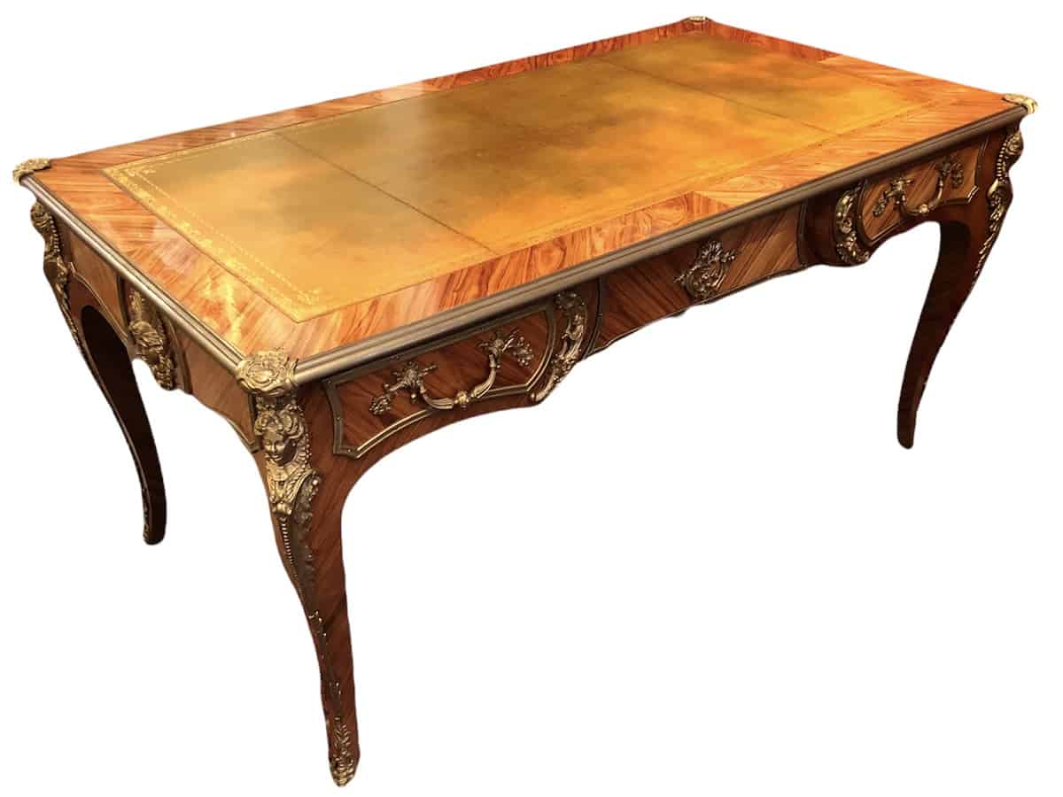 Bureau plat ancien de style Louis XV en bois de rose ouvrant par trois tiroirs travail du XXème siècle
