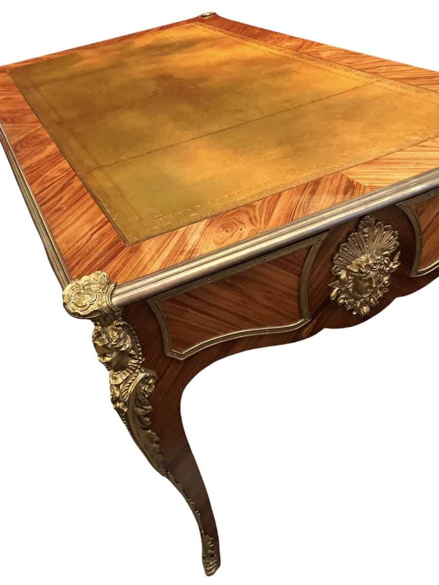 Bureau plat ancien de style Louis XV en bois de rose ouvrant par trois tiroirs travail du XXème siècle – Image 2